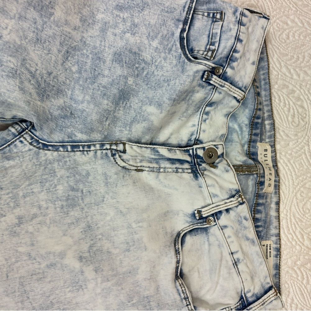 Bullhead Low-rise Skinniest Jean in Acid Wash color size 9 - Picture 10 of 13